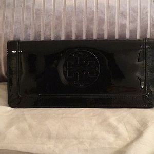 TORY BURCH PATENT LEATHER SUKI WALLET/ CLUTCH